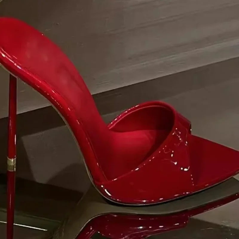 Moda occidental 2025 Punta estrecha Tacones altos Zapatillas con tapa Punta puntiaguda Punta abierta Sandalias de tacón de aguja simples y versátiles negras