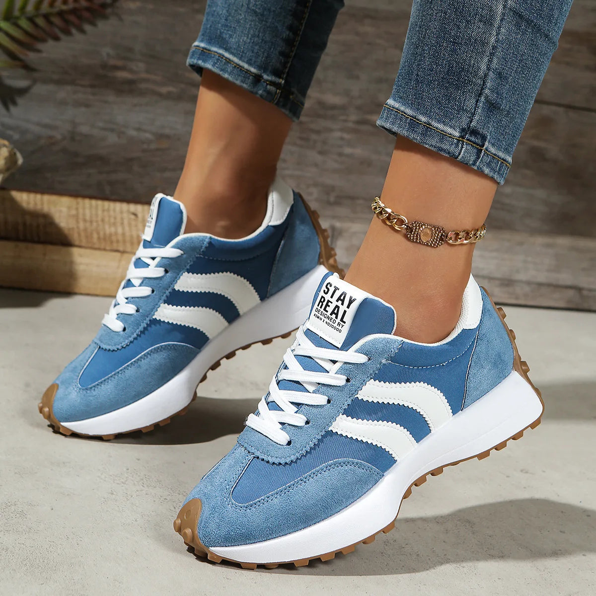 Zapatillas de deporte de mujer con suela gruesa de primavera 2026, nuevas zapatillas informales de cuero con retales, zapatos cómodos informales para exteriores para mujer, zapatos de mujer