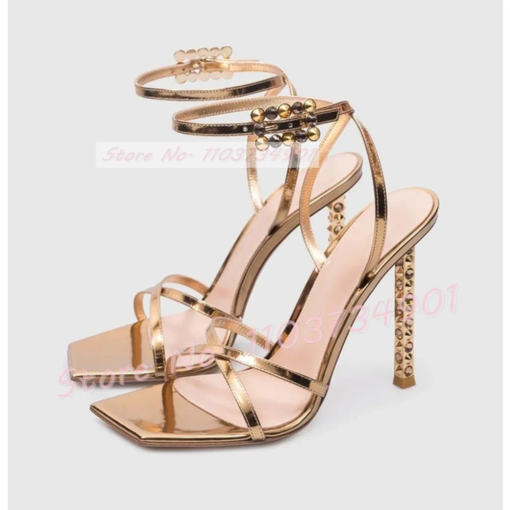 Sandalias de tacón de Metal con remaches para mujer, zapatos de tacón de aguja con hebilla de cinturón, punta cuadrada, correa en el tobillo, sandalias elegantes de fiesta de lujo Sexy