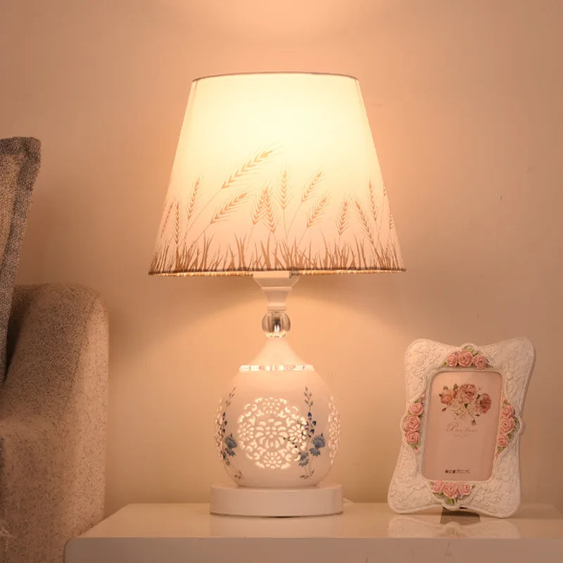 Lámpara de mesa de cristal de estilo europeo Ins, lámpara de noche decorativa creativa de moda romántica cálida y moderna para dormitorio