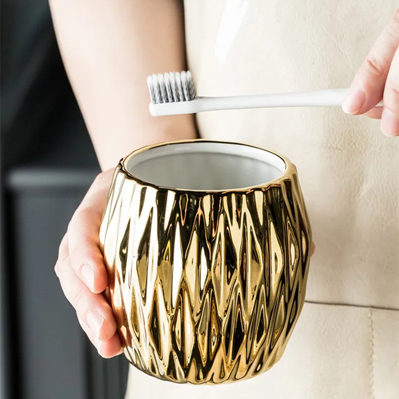 Juego de Accesorios de Baño de Cerámica Electrochapada de Lujo Ligero: Dispensador de Jabón Creativo, Vaso para Enjuague Bucal y Jabonera