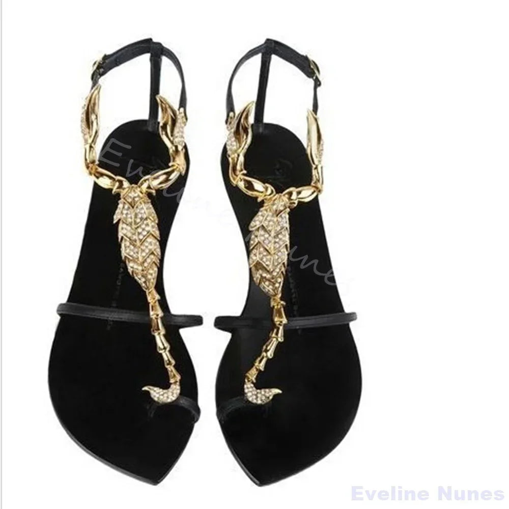 Sandalias de lujo de metal con diseño de escorpión para mujer, de punta redonda, tacón de aguja hueco, sandalias de tacón alto, nueva moda 2026, zapatos de tacón con correa de una tira.