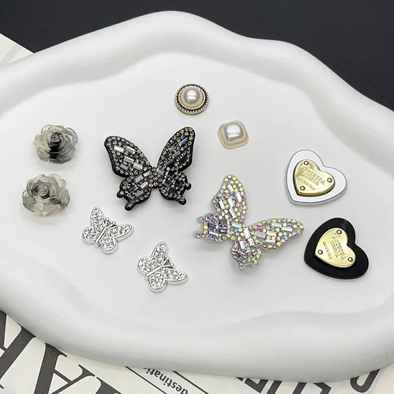 Amuletos de zapatos con perlas y flores de mariposa brillantes para Crocs, conjunto blanco y negro, alfileres para zuecos, accesorios para zapatillas, sandalias de jardín, regalo para niña