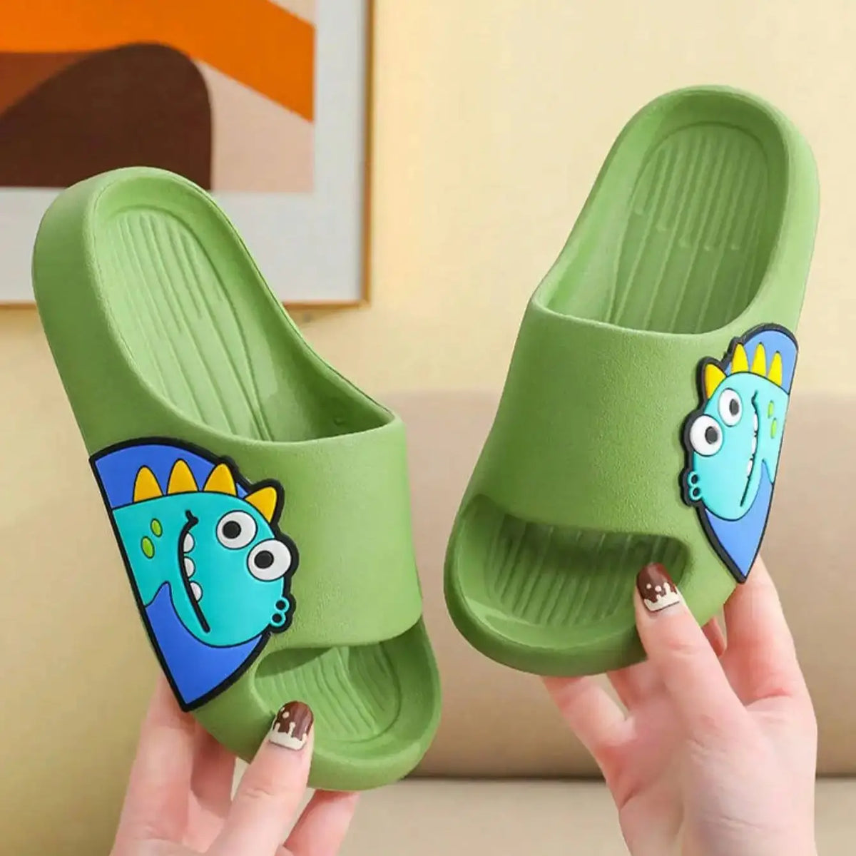 Sandalias lindas antideslizantes del dinosaurio de la historieta de la suela suave para el baño de los niños/niñas en casa