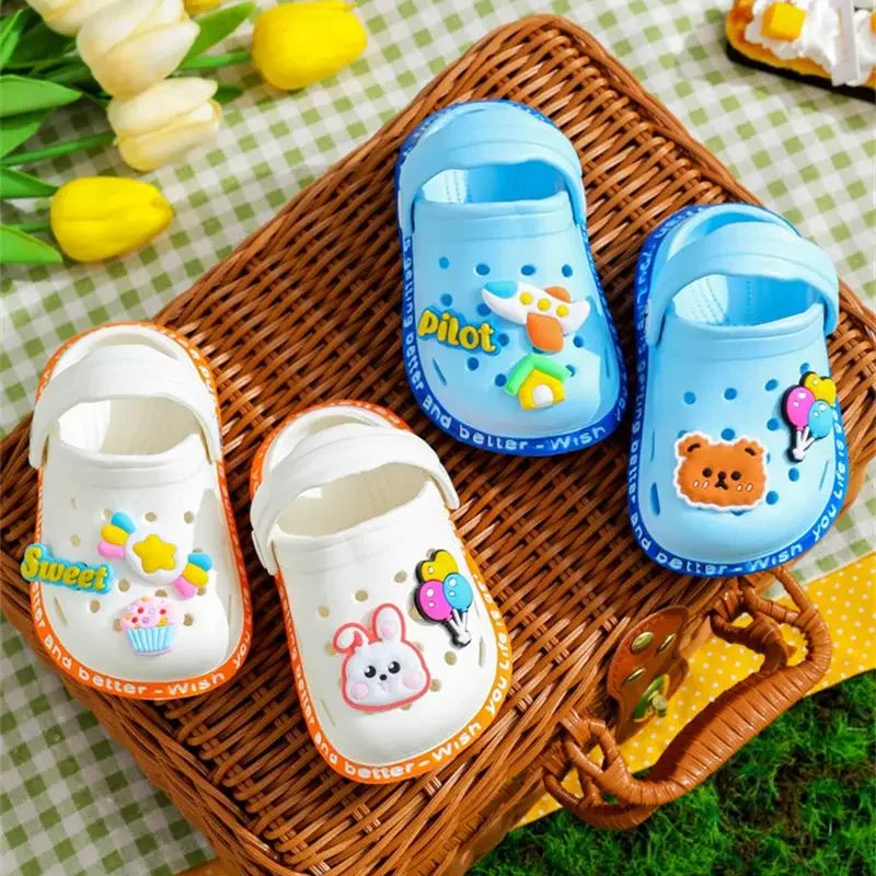 Sandalias de verano para niñas, niños, niñas, sandalias de dibujos animados para bebés, tacón plano, zapatillas suaves sólidas de dibujos animados, calzado para jardín para niños
