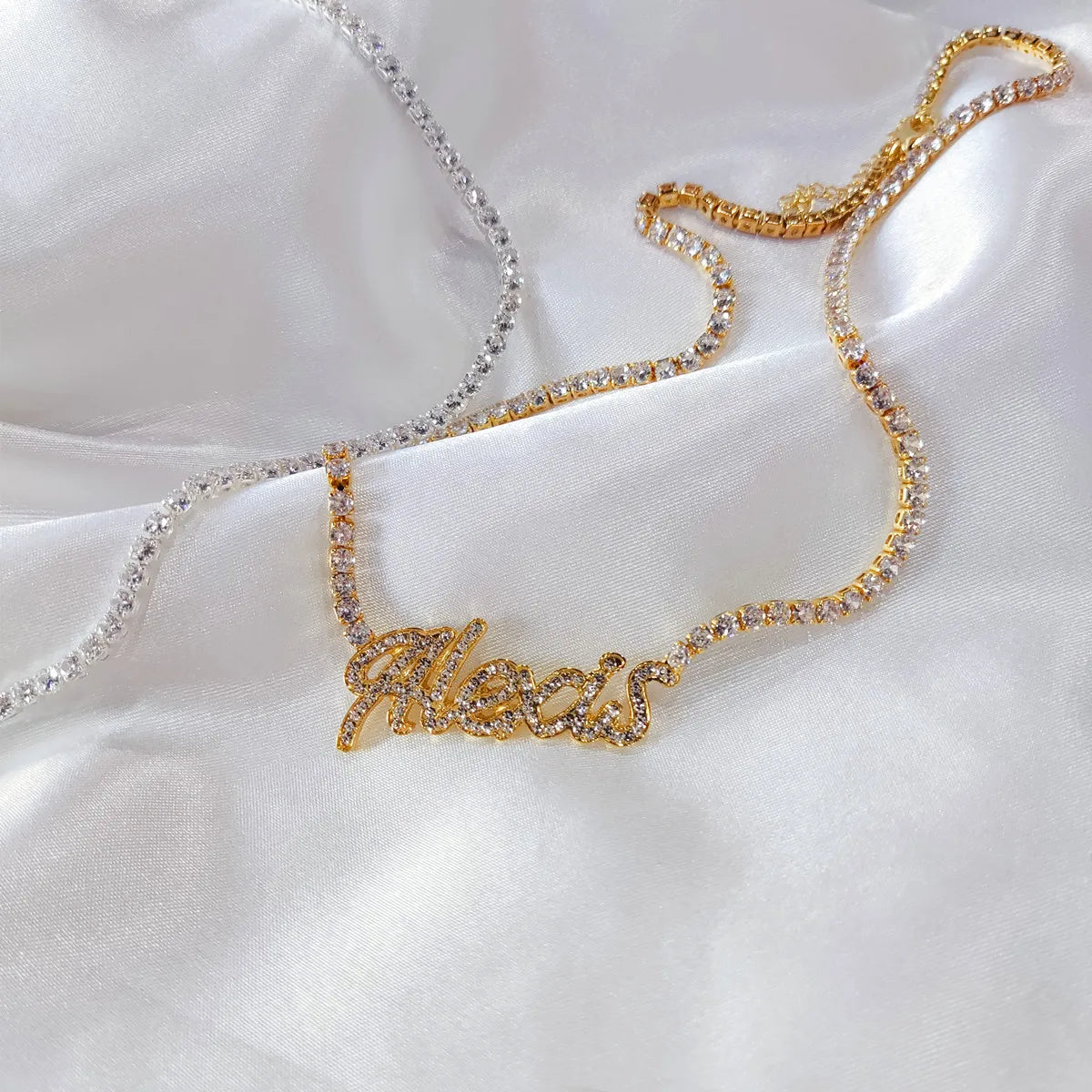 DUOYING, collar con placa con nombre de seda personalizado con cadena de tenis, collar con letras de contorno pavimentado personalizado para mujer, collar con nombre