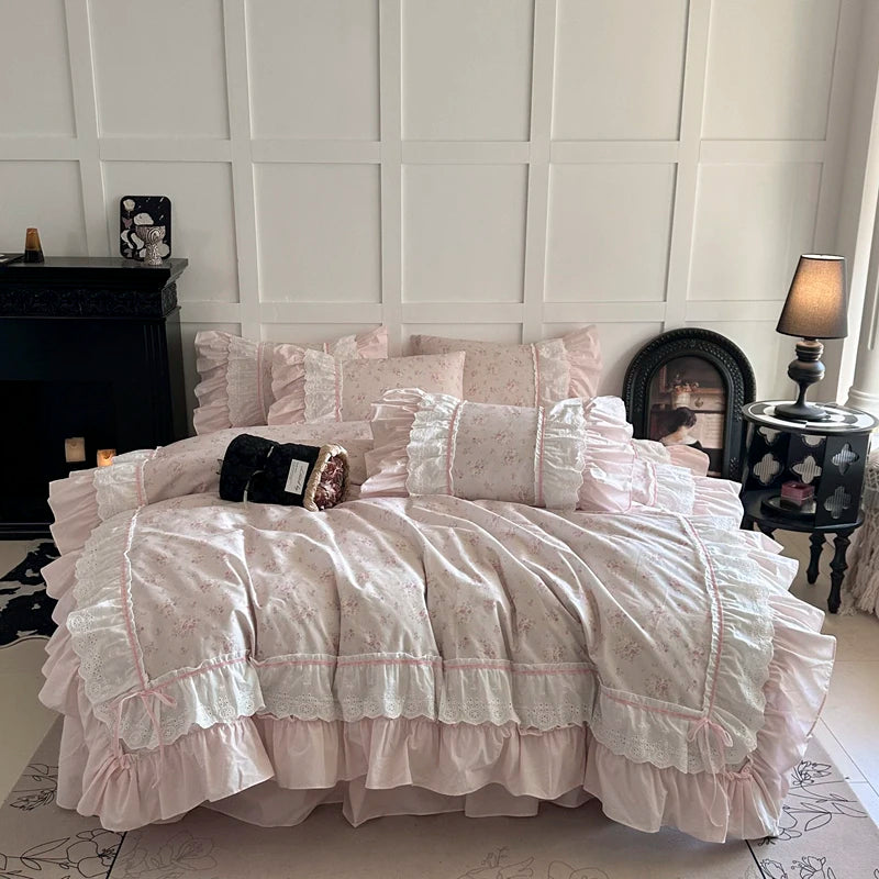Juego de Ropa de Cama de Algodón 100% con Volantes de Encaje de Doble Capa y Diseño Floral Rosa, Incluye Funda Nórdica, Sábana, Falda de Cama, Sábana Ajustable y Fundas de Almohada (4 Piezas)