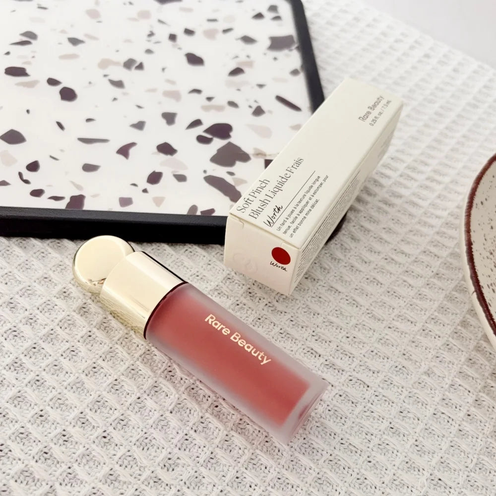 Rubor Líquido Soft Pinch de Rare Beauty, Sedoso, Ligero, Transpirable, de Larga Duración, Maquillaje Voluminizador, Hope Love Virtue Happy Wonder Worth