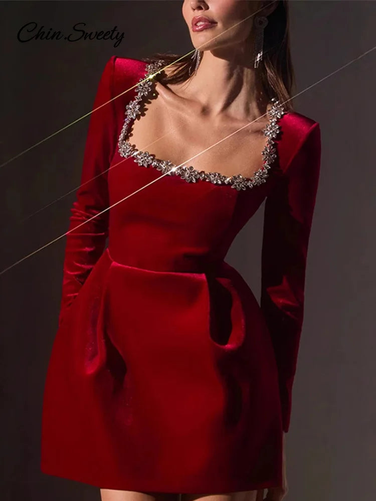 Vestidos elegantes lisos con cuello de pico para mujer, minivestidos femeninos de terciopelo rojo con tirantes y espalda descubierta, moda de línea A para fiesta de otoño 2024