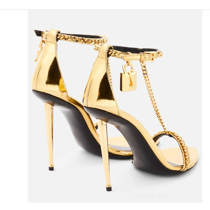 Moda minimalista cadena dorada candado Sandalias de tacón alto europeo americano Sexy tacón delgado punta abierta cadena de Metal tacones altos puntiagudos