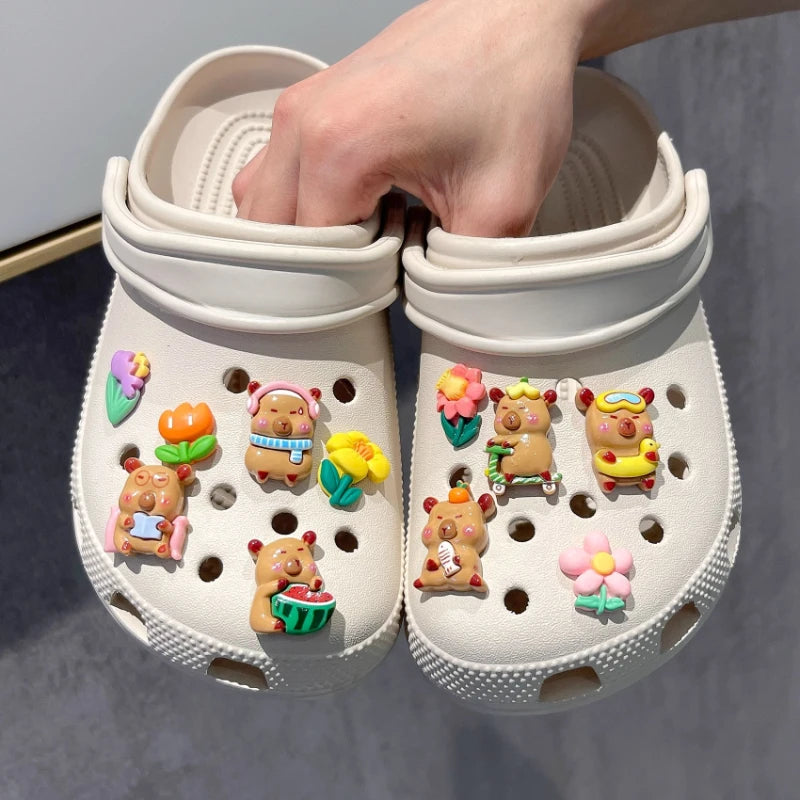 Bonito juego de dijes para zapatos de capibara con tema de comida, accesorios, decoraciones de plástico, sandalias de verano desmontables para regalos de fiesta