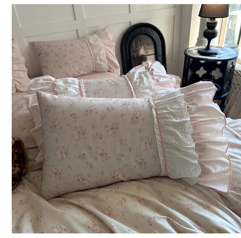 Juego de Ropa de Cama de Algodón 100% con Volantes de Encaje de Doble Capa y Diseño Floral Rosa, Incluye Funda Nórdica, Sábana, Falda de Cama, Sábana Ajustable y Fundas de Almohada (4 Piezas)