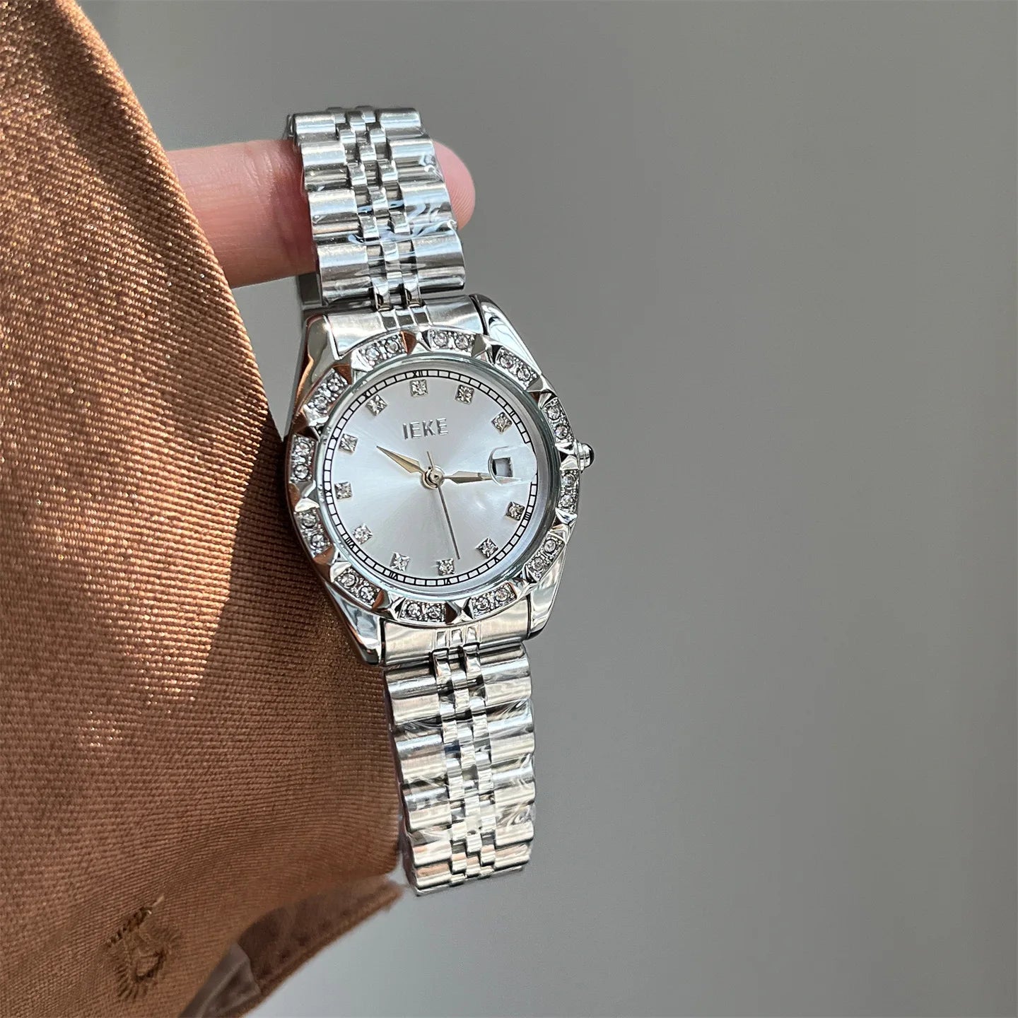 Reloj con banda de acero de aleación sólida con acento de cristal para mujer, elegante vestido, relojes con calendario de cuarzo para mujer