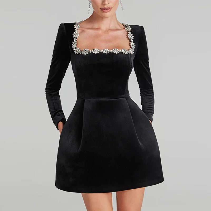 Vestidos elegantes lisos con cuello de pico para mujer, minivestidos femeninos de terciopelo rojo con tirantes y espalda descubierta, moda de línea A para fiesta de otoño 2024