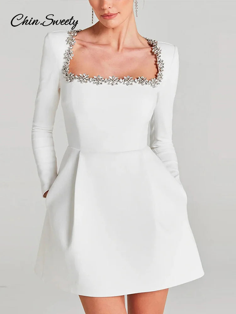 Vestidos elegantes lisos con cuello de pico para mujer, minivestidos femeninos de terciopelo rojo con tirantes y espalda descubierta, moda de línea A para fiesta de otoño 2024