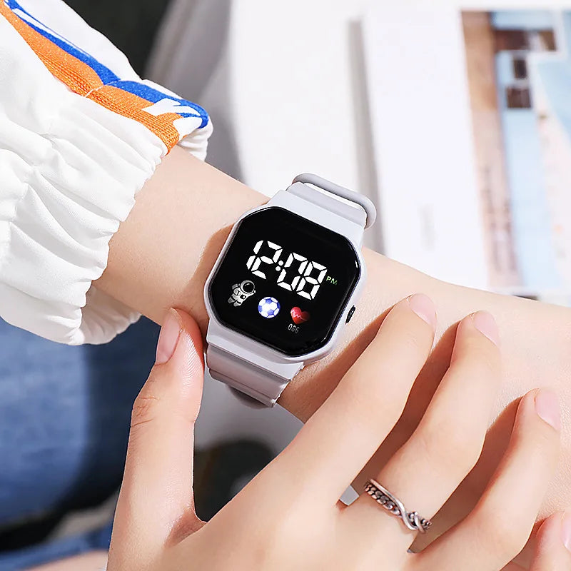 Reloj Deportivo para Niños, Relojes Digitales LED, Correa de Silicona de Fútbol, Reloj de Pulsera Electrónico Impermeable para Niños y Niñas, Regalos