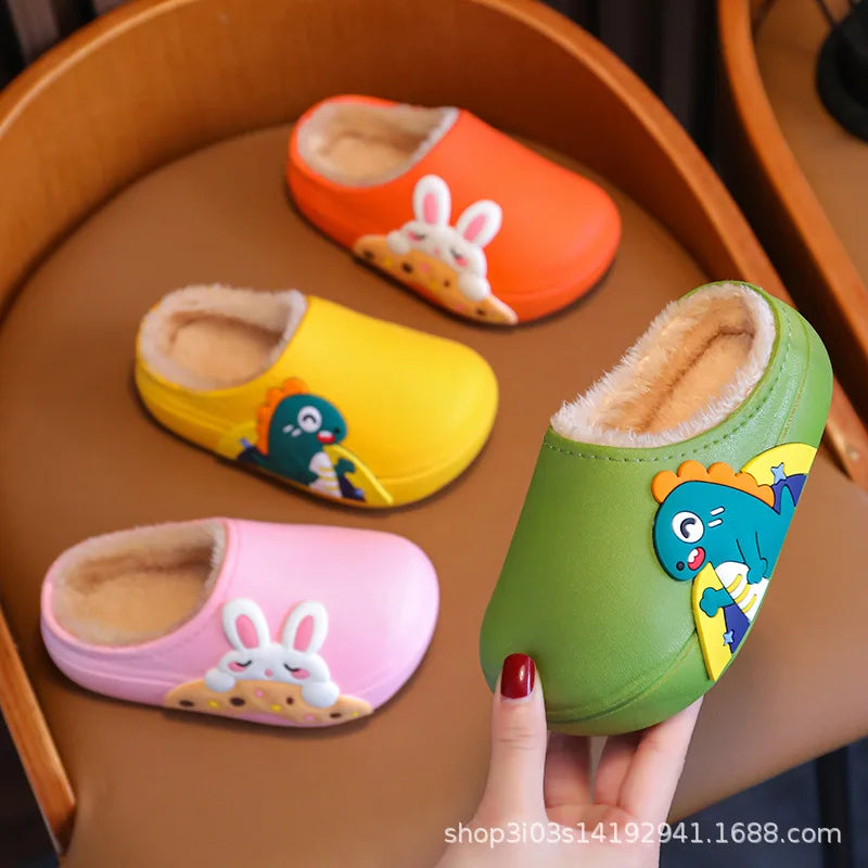 Nuevas zapatillas de algodón con dibujos animados para niños, zapatos informales cálidos e impermeables para niños y niñas, zapatos de casa de felpa antideslizantes para niños, zapatos informales