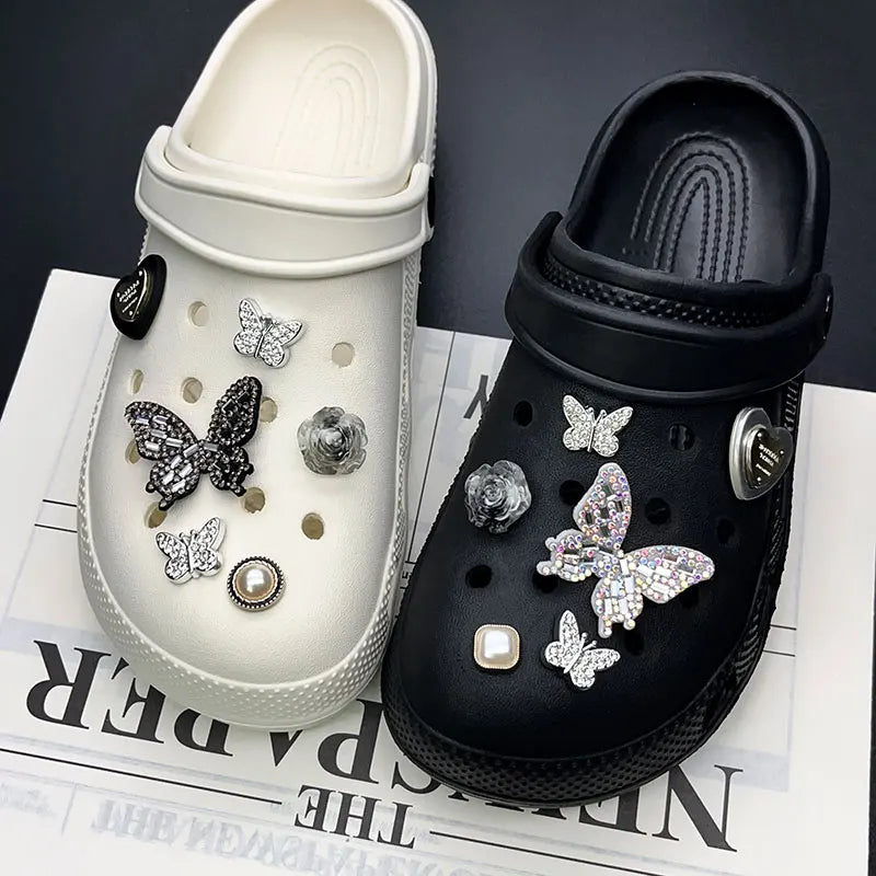 Amuletos de zapatos con perlas y flores de mariposa brillantes para Crocs, conjunto blanco y negro, alfileres para zuecos, accesorios para zapatillas, sandalias de jardín, regalo para niña