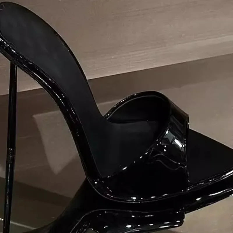 Moda occidental 2025 Punta estrecha Tacones altos Zapatillas con tapa Punta puntiaguda Punta abierta Sandalias de tacón de aguja simples y versátiles negras
