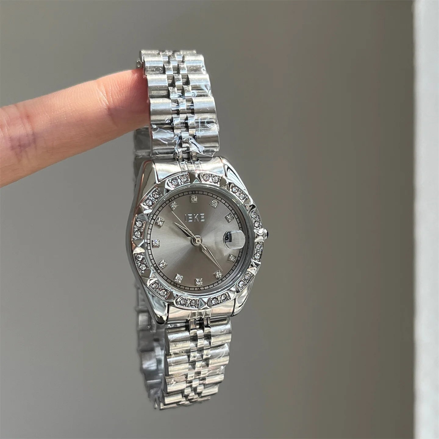 Reloj con banda de acero de aleación sólida con acento de cristal para mujer, elegante vestido, relojes con calendario de cuarzo para mujer
