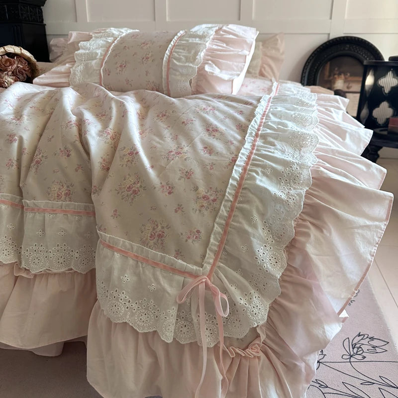 Juego de Ropa de Cama de Algodón 100% con Volantes de Encaje de Doble Capa y Diseño Floral Rosa, Incluye Funda Nórdica, Sábana, Falda de Cama, Sábana Ajustable y Fundas de Almohada (4 Piezas)