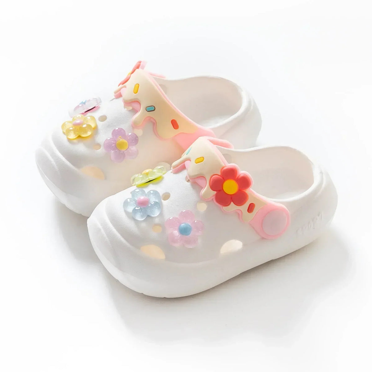 Zapatillas de verano para niños, nuevas sandalias de suela blanda con flores bonitas para bebés, sandalias antideslizantes suaves para interiores para niñas, zapatos con agujeros, zapatos de playa para niños