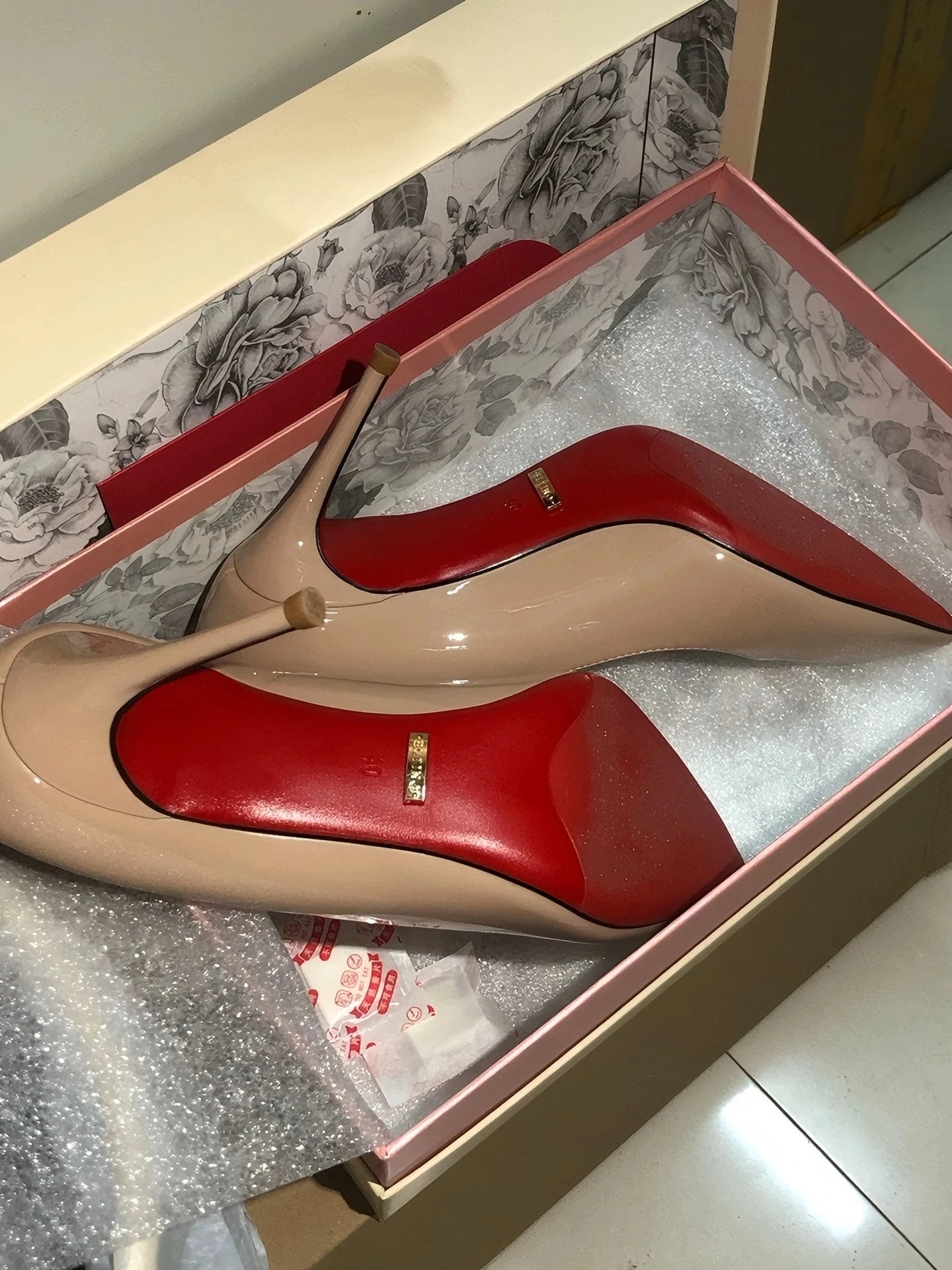Sandalias de mujer 2026, nuevas, de tacón alto de 12 cm, estilo francés, puntiagudas, tacón delgado, sexys, negras, de boca poco profunda, zapatos individuales con suela roja para mujer.