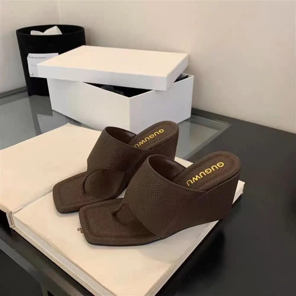 2025 primavera y otoño nuevo estilo adelgazante pendiente talón versión coreana chanclas con punta desnuda zapatillas frescas sandalias
