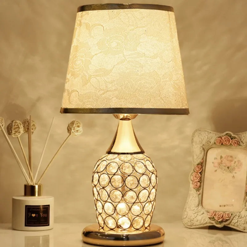 Lámpara de mesa de cristal de estilo europeo Ins, lámpara de noche decorativa creativa de moda romántica cálida y moderna para dormitorio