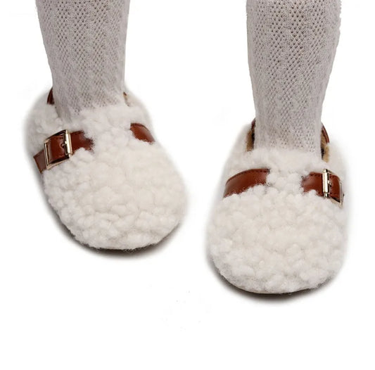 Zapatos para caminar estilo INS para bebés, niños y niñas, primeros pasos, de felpa, gruesos, suaves, cálidos, para invierno y otoño, zapatos de moda