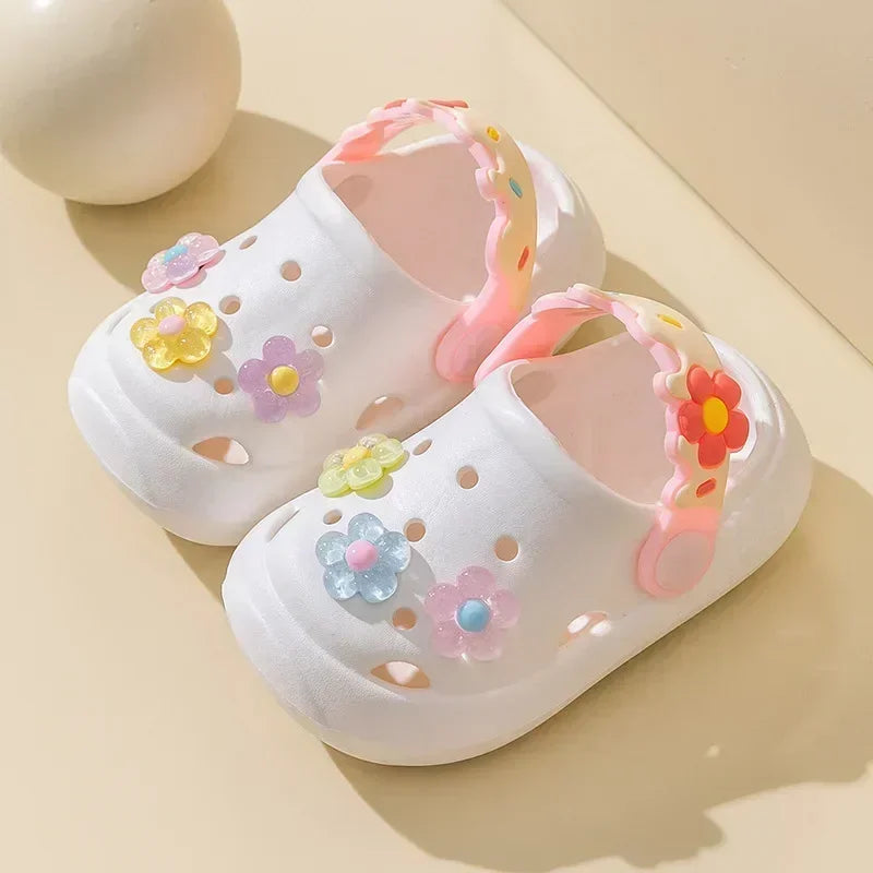 Zapatillas de verano para niños, nuevas sandalias de suela blanda con flores bonitas para bebés, sandalias antideslizantes suaves para interiores para niñas, zapatos con agujeros, zapatos de playa para niños