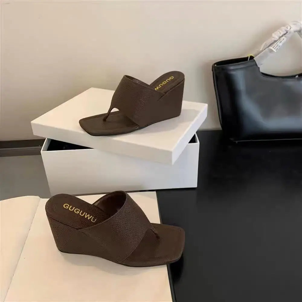 2025 primavera y otoño nuevo estilo adelgazante pendiente talón versión coreana chanclas con punta desnuda zapatillas frescas sandalias