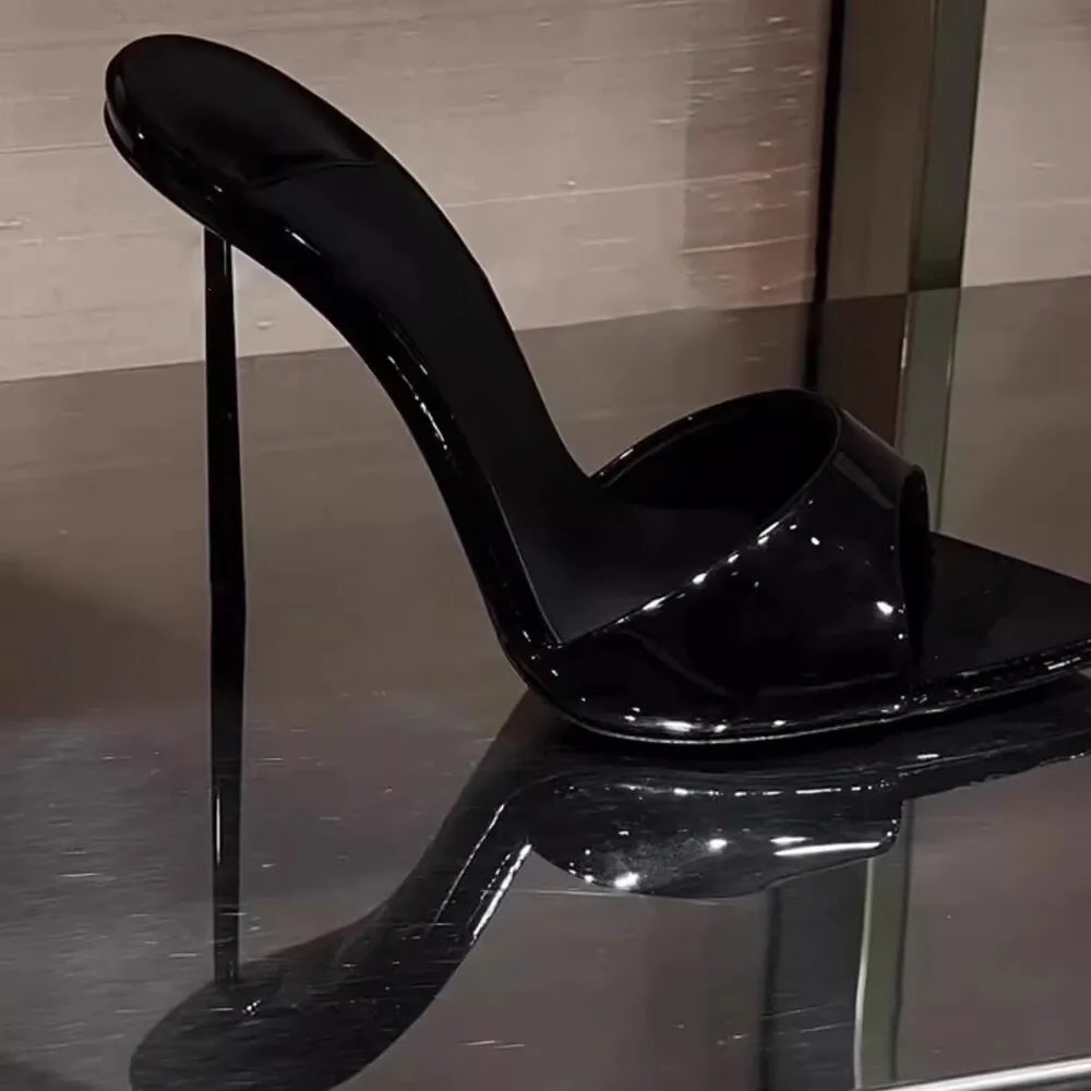 2025 Verano nuevos tacones altos de tacón abierto poco profundos de charol, tacones delgados sexys y de moda, sandalias de punta estrecha para mujer