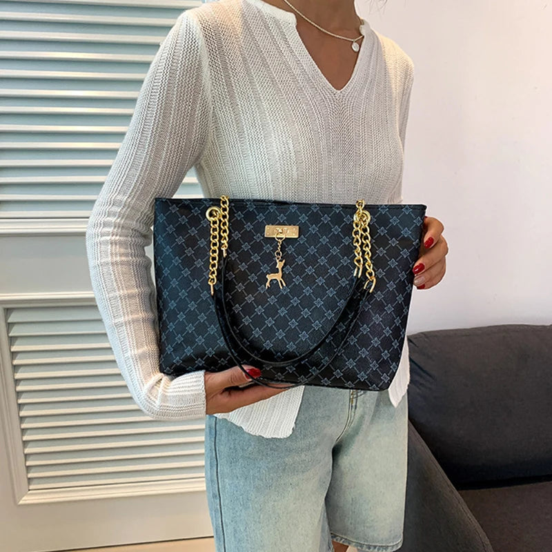 Nuevo bolso de presbicia con textura de cuero suave, bolso de mano de gran capacidad para mujer con accesorios colgantes, bolso de hombro