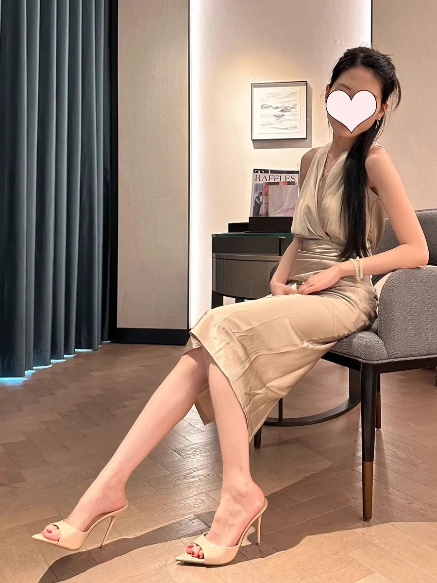 Chanclas, tacones altos de verano para mujer, tacones finos, puntas puntiagudas, charol, estilo de alta gama, nuevo estilo 2025
