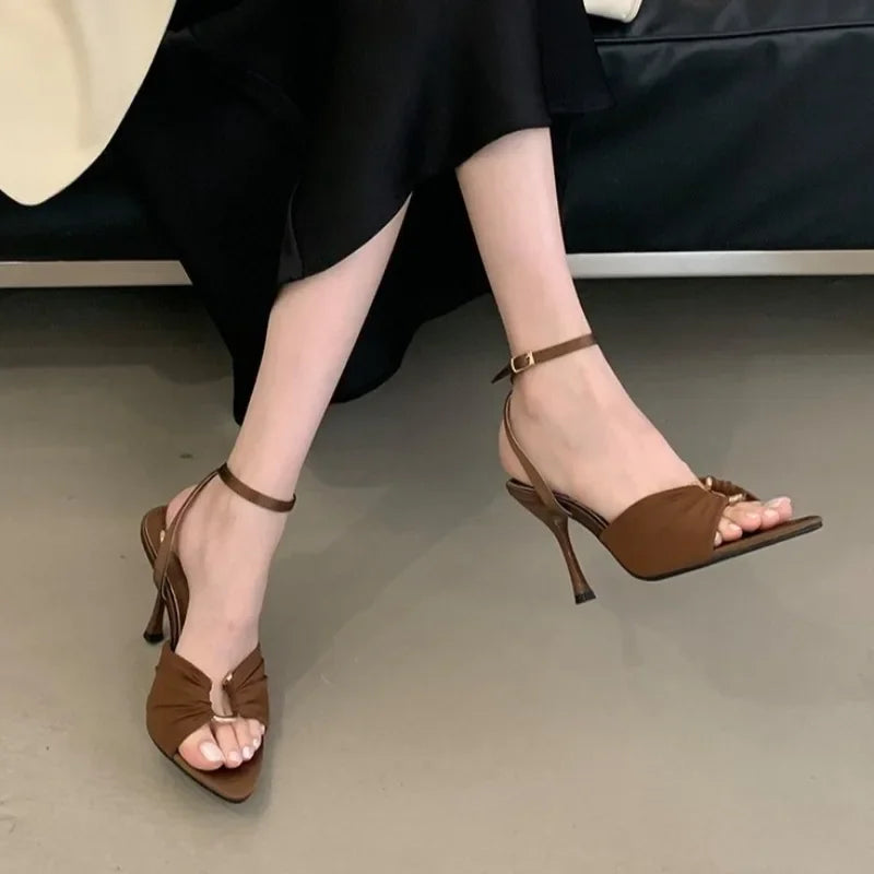 Tacones de aguja 2025 Verano Nuevo Botón de metal plisado Punta puntiaguda Punta abierta Fresco trapeador Tacón de aguja sexy