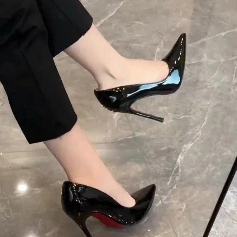 Zapatos de tacón alto con diamantes de imitación para mujer, tacones delgados, nuevos, impresionantes y sexys, zapatos de boda negros de charol con punta, zapatos de tacón alto.