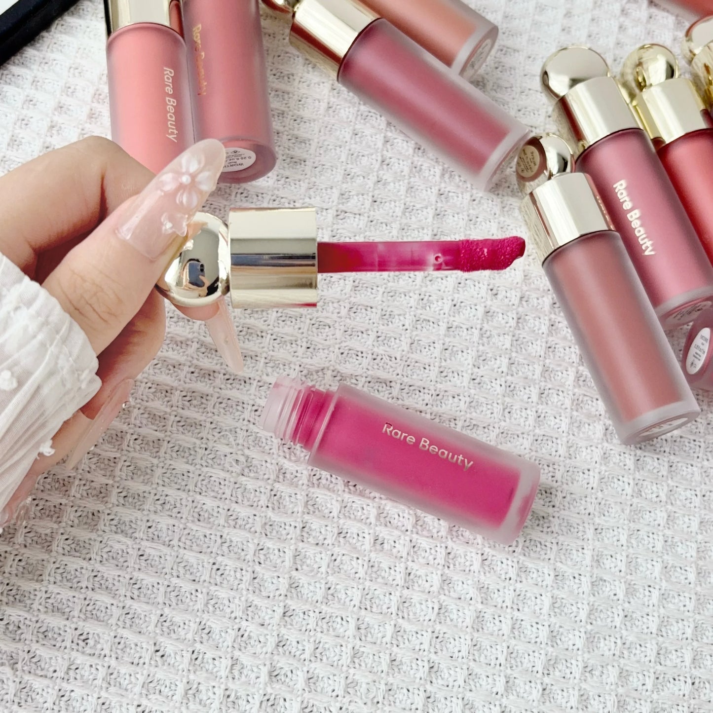 Rubor Líquido Soft Pinch de Rare Beauty, Sedoso, Ligero, Transpirable, de Larga Duración, Maquillaje Voluminizador, Hope Love Virtue Happy Wonder Worth