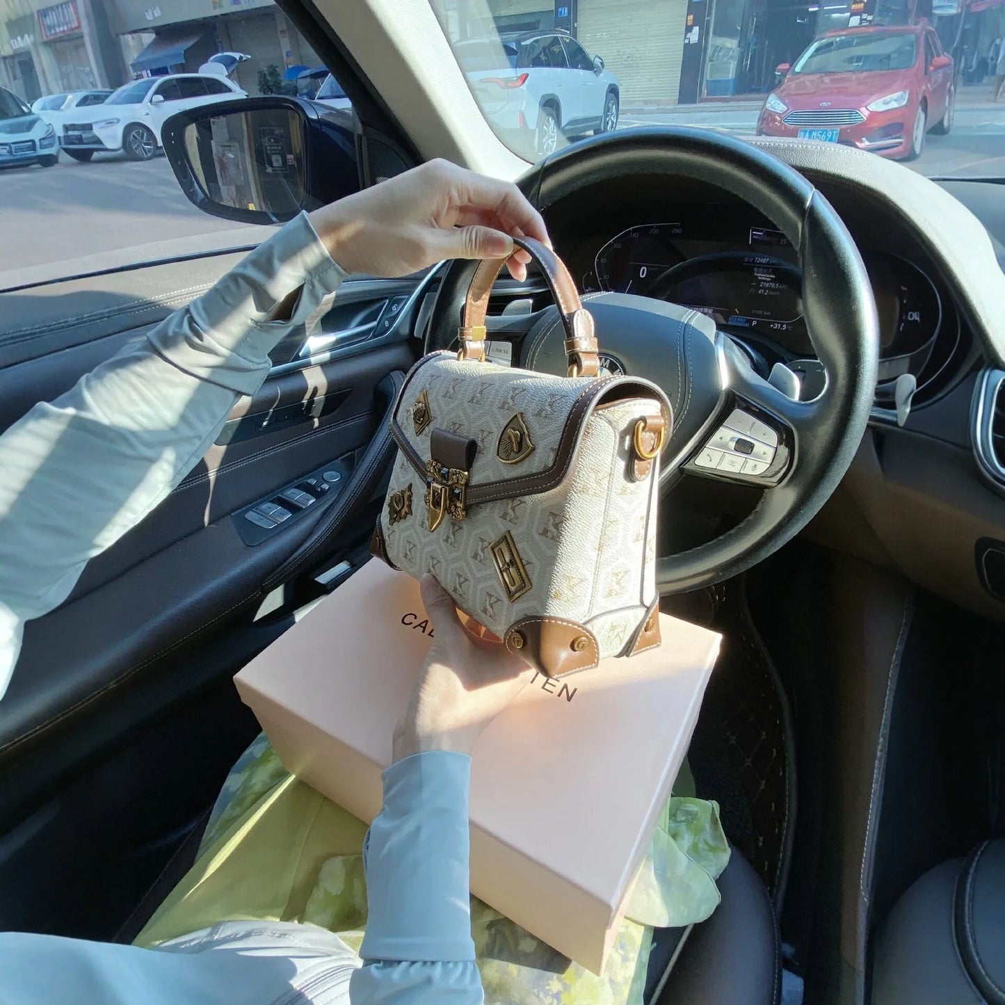 Bolso de hombro clásico retro con remaches, diseño de bloques de color, pequeño y cuadrado, para uso diario, material PU, cierre de hebilla.