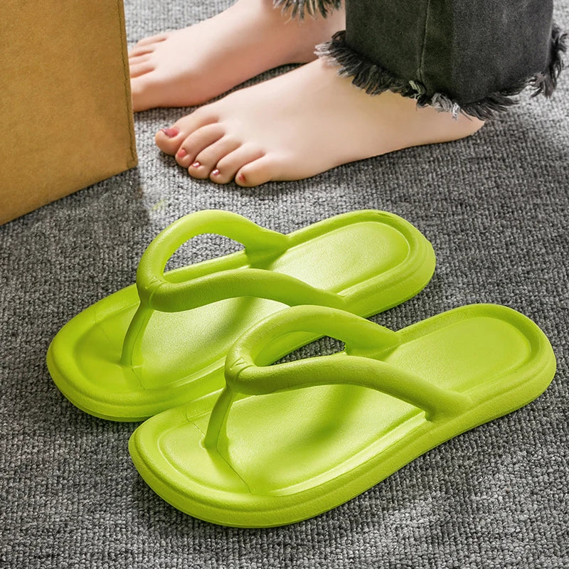 Chanclas ligeras de tacón plano para playa, chanclas con plataforma de suela blanda, zapatillas antideslizantes para mujer, suela gruesa de EVA, zapatos para el hogar con Clip