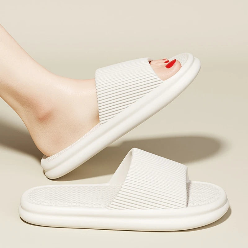 Zapatillas de EVA concisas de verano para mujer, chanclas suaves para el hogar para parejas, sandalias antideslizantes para baño, zapatos cómodos para la playa al aire libre para adultos