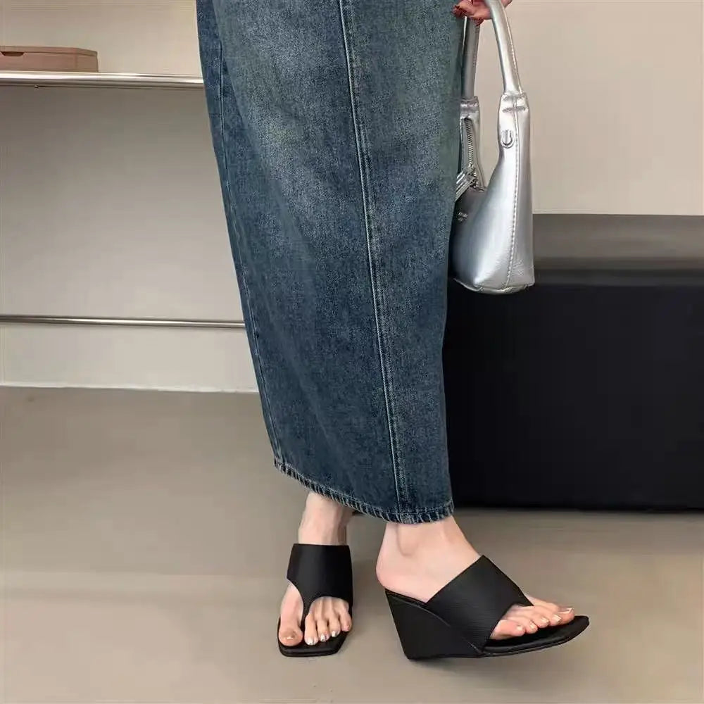 2025 primavera y otoño nuevo estilo adelgazante pendiente talón versión coreana chanclas con punta desnuda zapatillas frescas sandalias