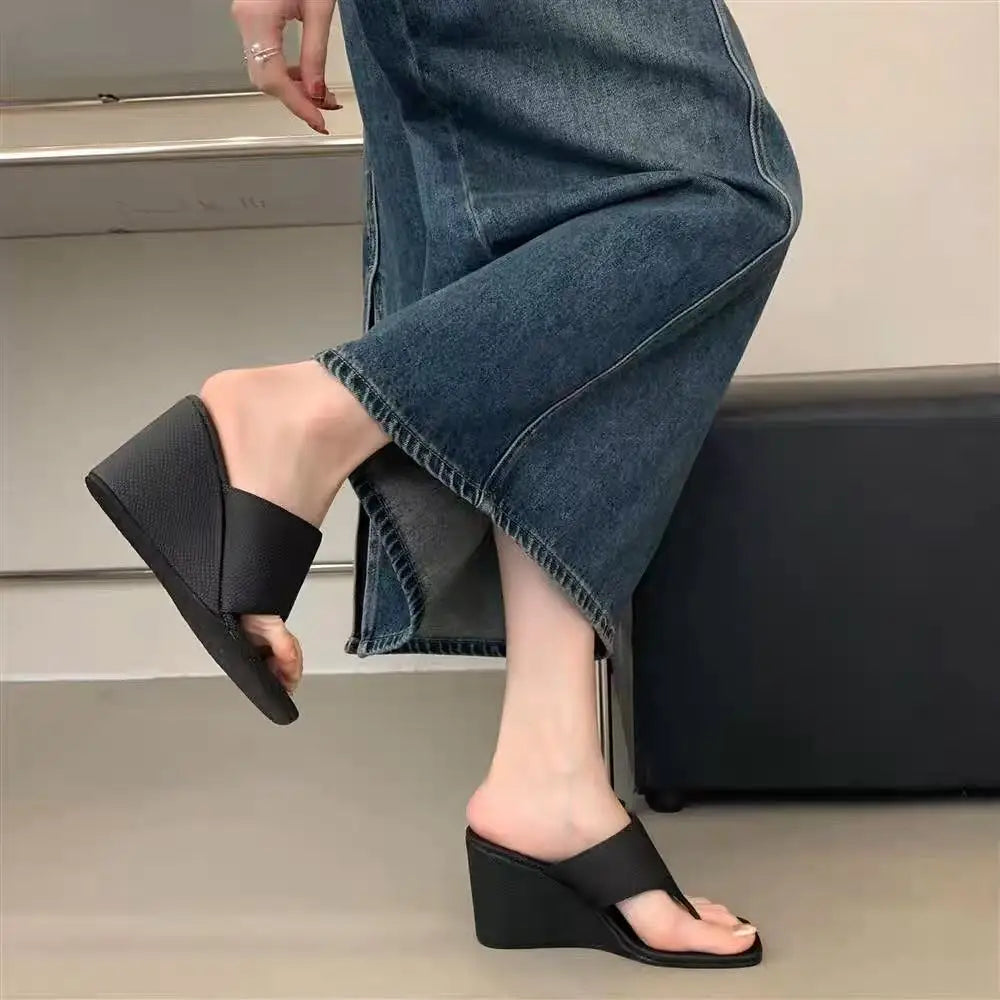 2025 primavera y otoño nuevo estilo adelgazante pendiente talón versión coreana chanclas con punta desnuda zapatillas frescas sandalias