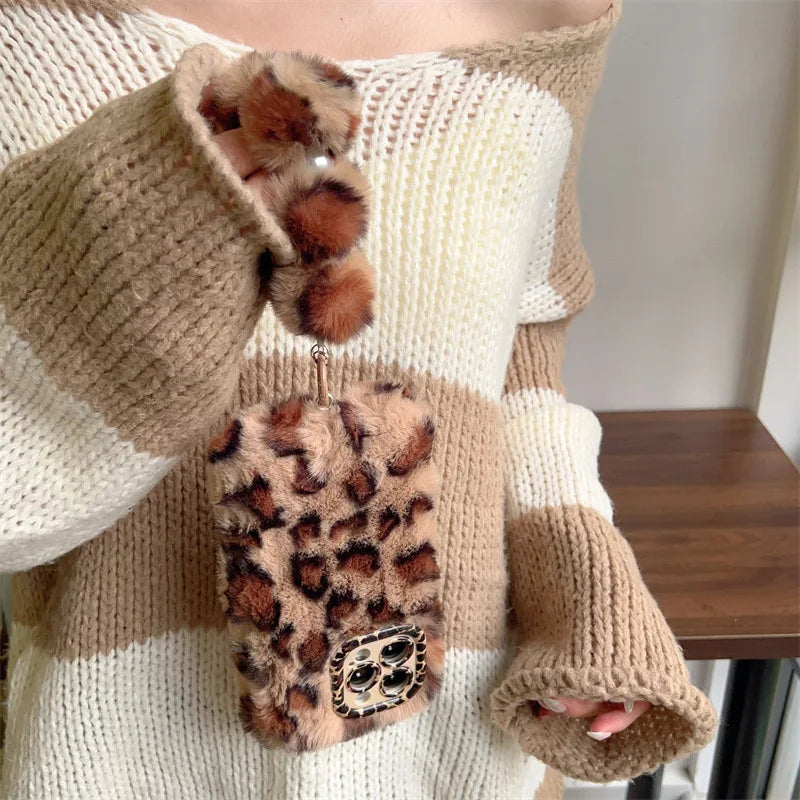 Funda de teléfono con soporte de lente de felpa peluda de leopardo a la moda para iPhone 17Air 15 14 13 12 11 16 Pro Max con cubierta a prueba de golpes con cadena para la muñeca