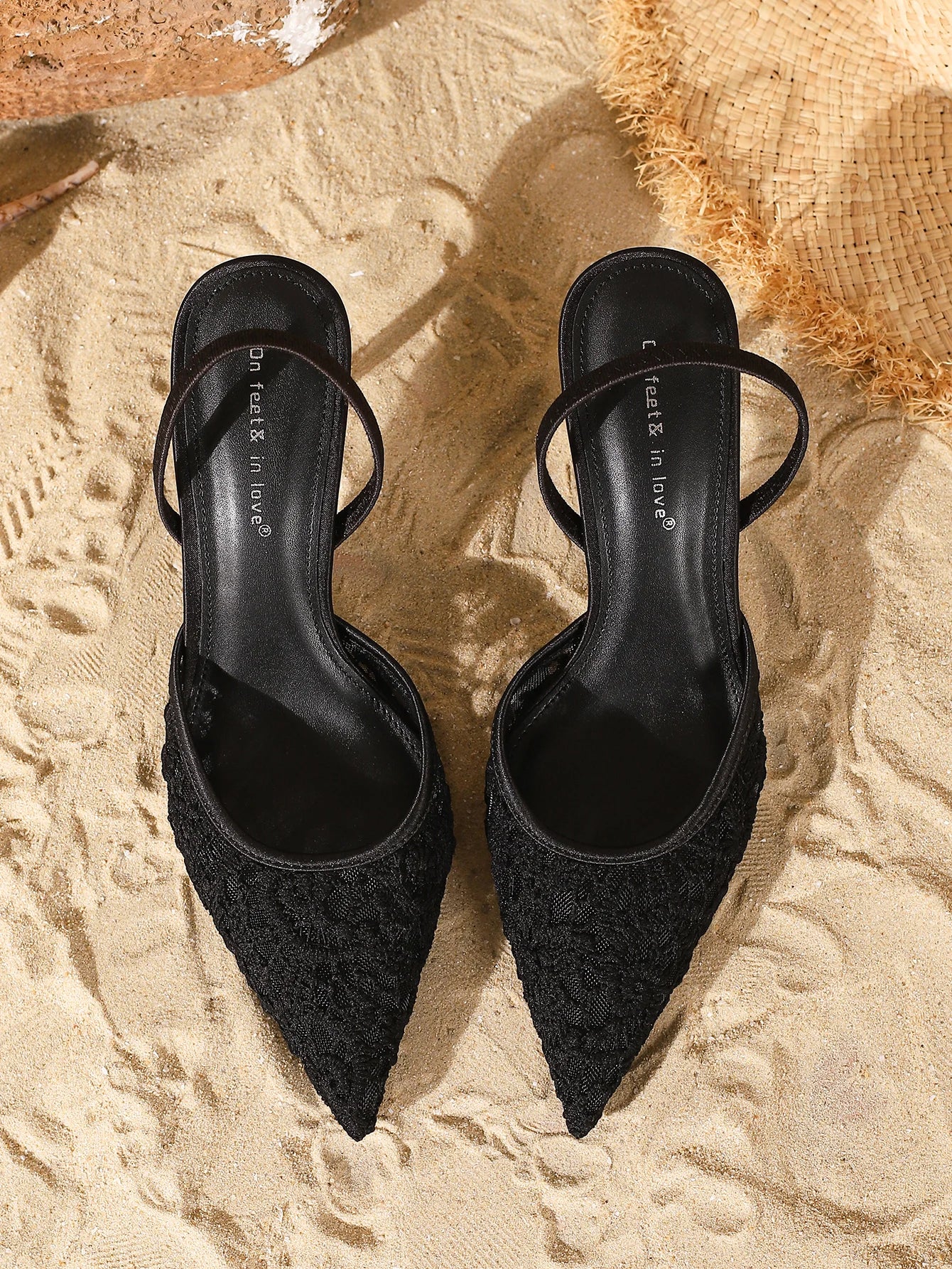 Elegantes Tacones de Aguja Negros con Encaje - Sofisticados Tacones con Correa en el Tobillo