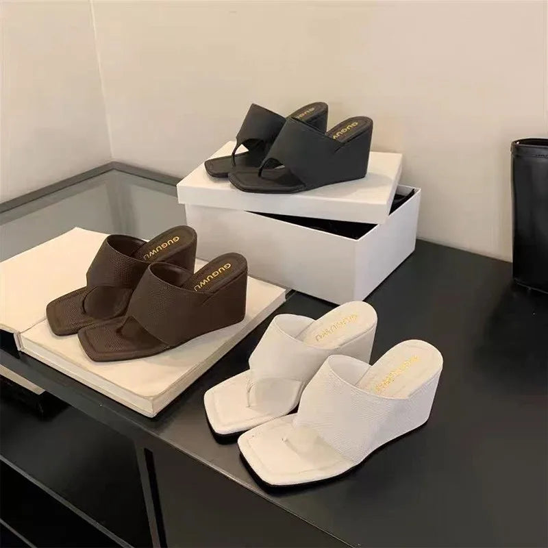 2025 primavera y otoño nuevo estilo adelgazante pendiente talón versión coreana chanclas con punta desnuda zapatillas frescas sandalias
