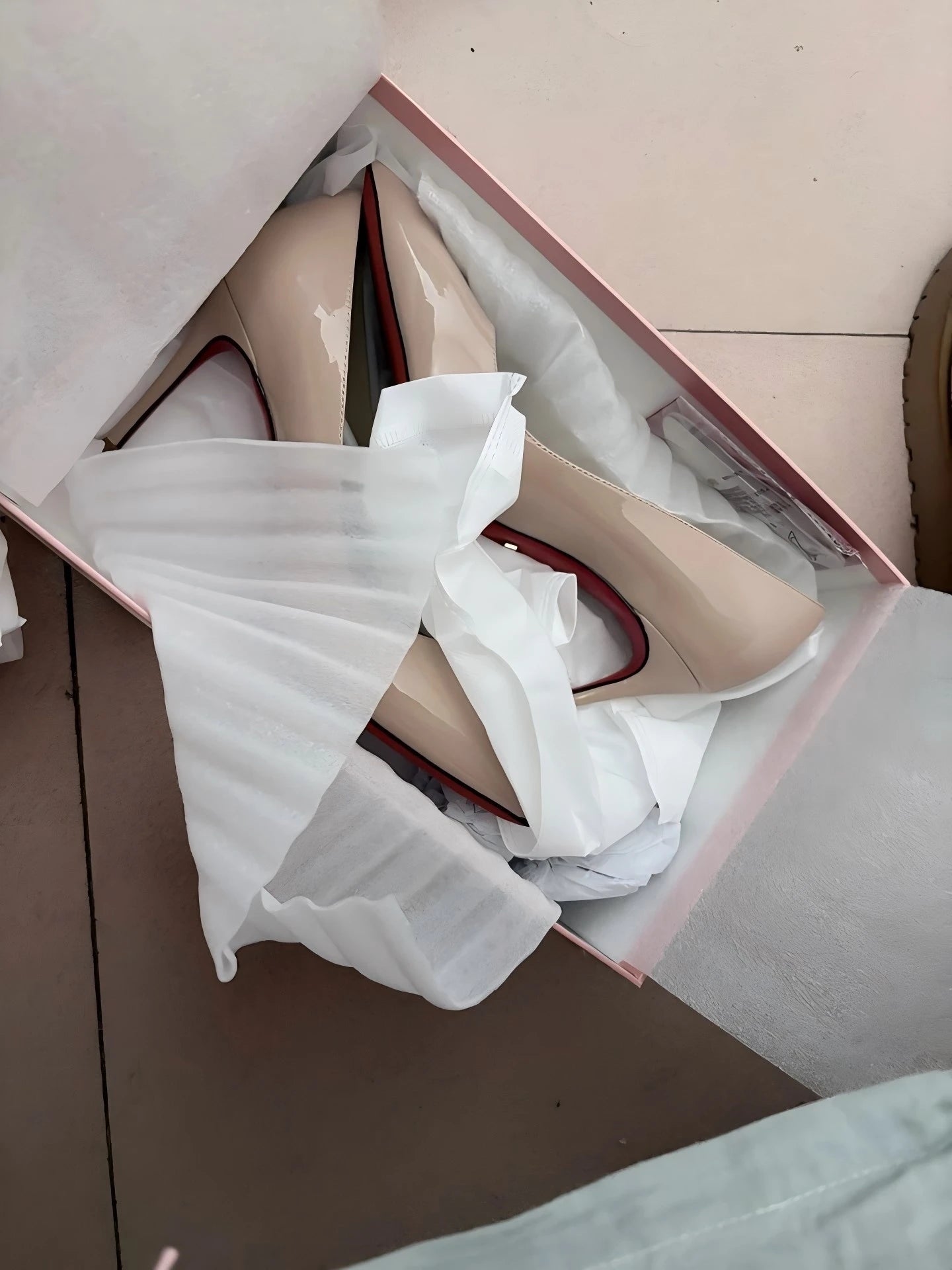 Sandalias de mujer 2026, nuevas, de tacón alto de 12 cm, estilo francés, puntiagudas, tacón delgado, sexys, negras, de boca poco profunda, zapatos individuales con suela roja para mujer.
