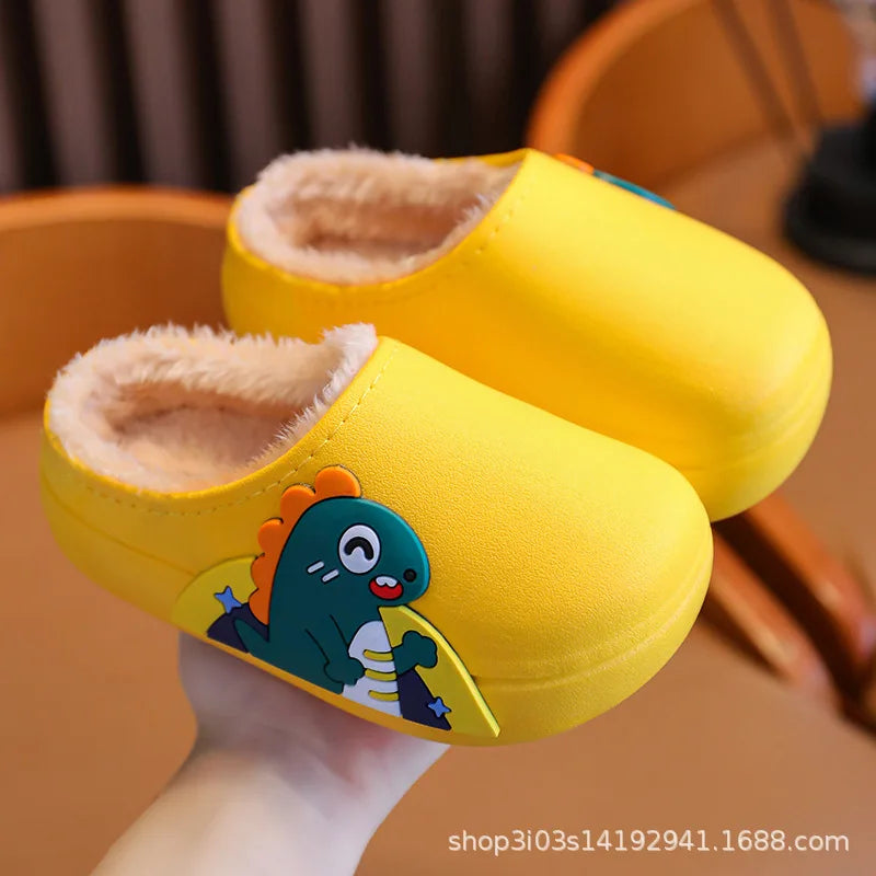 Nuevas zapatillas de algodón con dibujos animados para niños, zapatos informales cálidos e impermeables para niños y niñas, zapatos de casa de felpa antideslizantes para niños, zapatos informales