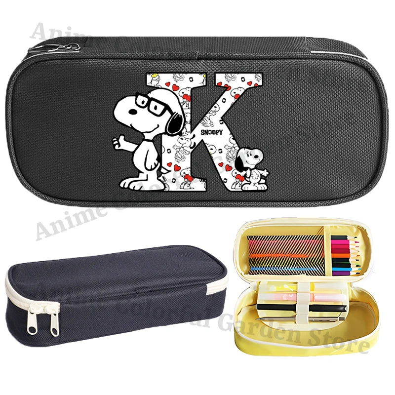 Estuche de Lápices de Gran Capacidad con Diseño de Snoopy para Estudiantes, Estuche de Lápices con Letras de la A a la Z Estampadas, Estuche de Almacenamiento de Papelería de Moda para Niños y Niñas