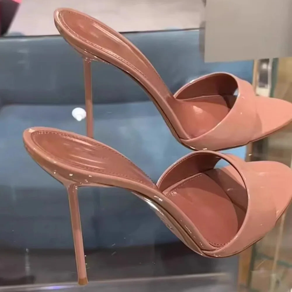 2025 Verano nuevos tacones altos de tacón abierto poco profundos de charol, tacones delgados sexys y de moda, sandalias de punta estrecha para mujer